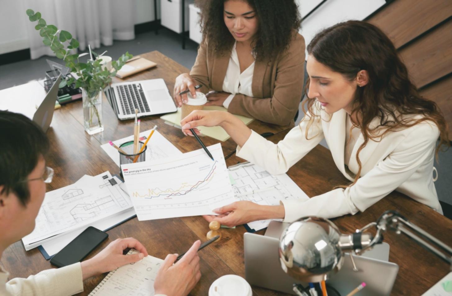 Geschäftsplanung Workshop mit Teilnehmern beim gemeinsamen Arbeiten an Finanzmodellen