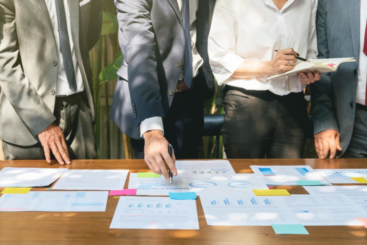 Arbeitsplatz mit Finanzunterlagen und Laptop für strategische Geschäftsplanung